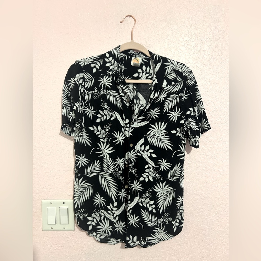 Women’s size small button up Hawaiian shirt.